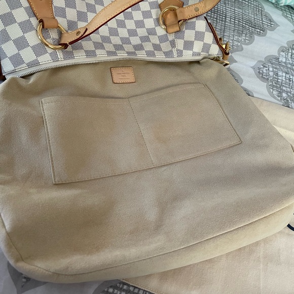 Beautiful Authentic LV Damier Azur Evora GM Handbag - Picture 10 of 16